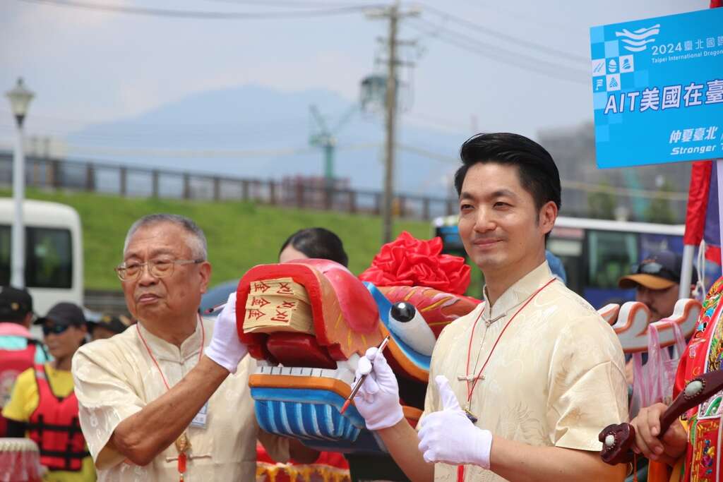 臺北市蔣萬安市長擔任主祭官，為龍舟點睛祈福，希望6月8至10日登場的「2024臺北國際龍舟錦標賽」圓滿順利。(圖片來源：臺北市政府體育局)