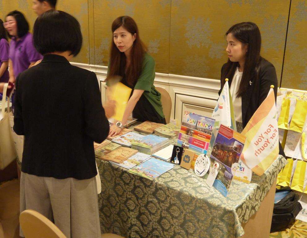 台北攤位吸引許多泰國旅遊業者前來詢問