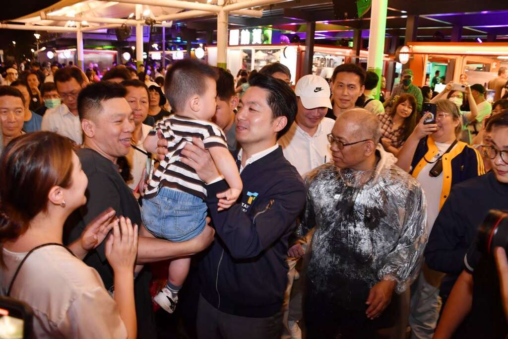 蔣萬安說，看到許許多多的市民朋友共襄盛舉，他非常的開心，希望大家好好的體驗一下，市府用心規劃的關渡碼頭貨櫃市集(圖片來源臺北市政府秘書處媒體事務組)