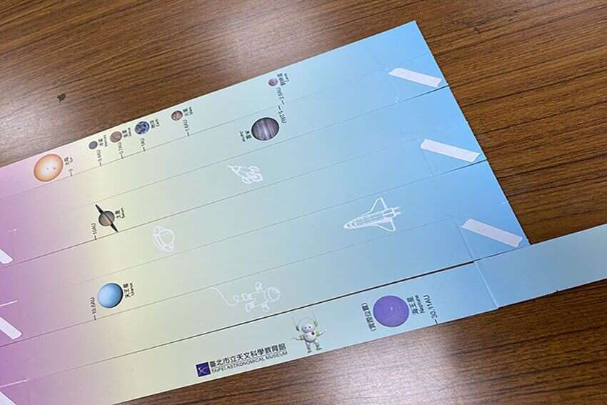让小朋友动手制作太阳系行星尺，比较星球的大小、远近、颜色(图片来源：台北市立天文科学教育馆)