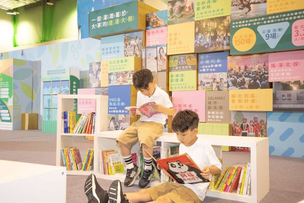 學童於永續展中閱讀書籍(圖片來源：臺北大眾捷運股份有限公司)