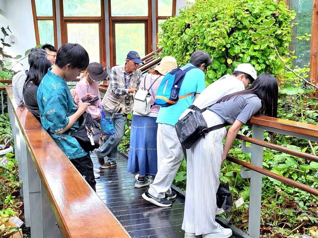 志工老师用风趣又浅显易懂的方式介绍植物。(图片来源：台北市政府工务局公园路灯工程管理处)
