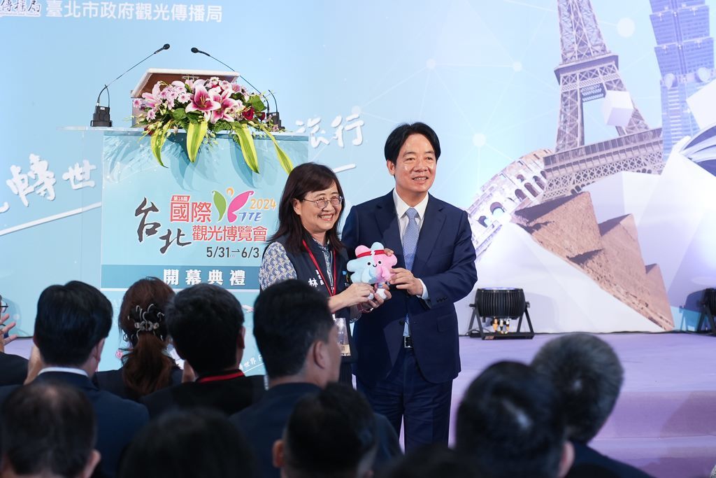 2024台北国际观光博览会5月31日登场，台北市副市长林奕华出席开幕典礼，并赠送「2025双北世界壮年运动会」吉祥物公仔-壮宝给总统赖清德，宣传世壮运。(图片来源：台北市政府观光传播局)
