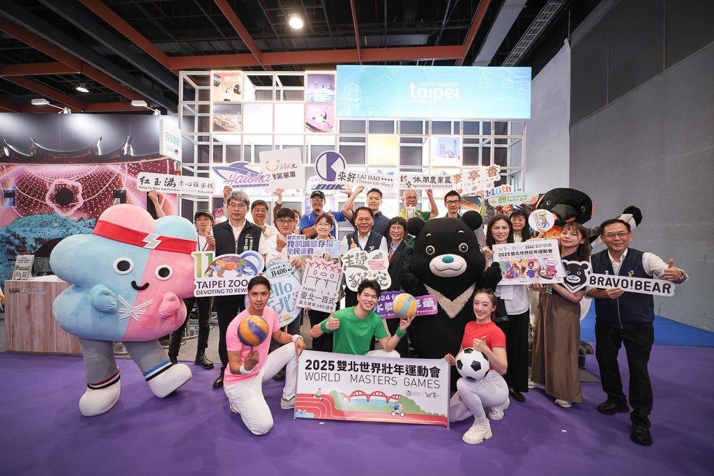台北市政府观传局局长王秋冬与吉祥物熊赞、壮宝、国王企鹅齐聚「台北馆」，与台北市业者联合推广低碳小旅行、特色套票伴手礼优惠价开抢。(图片来源：台北市政府观光传播局)