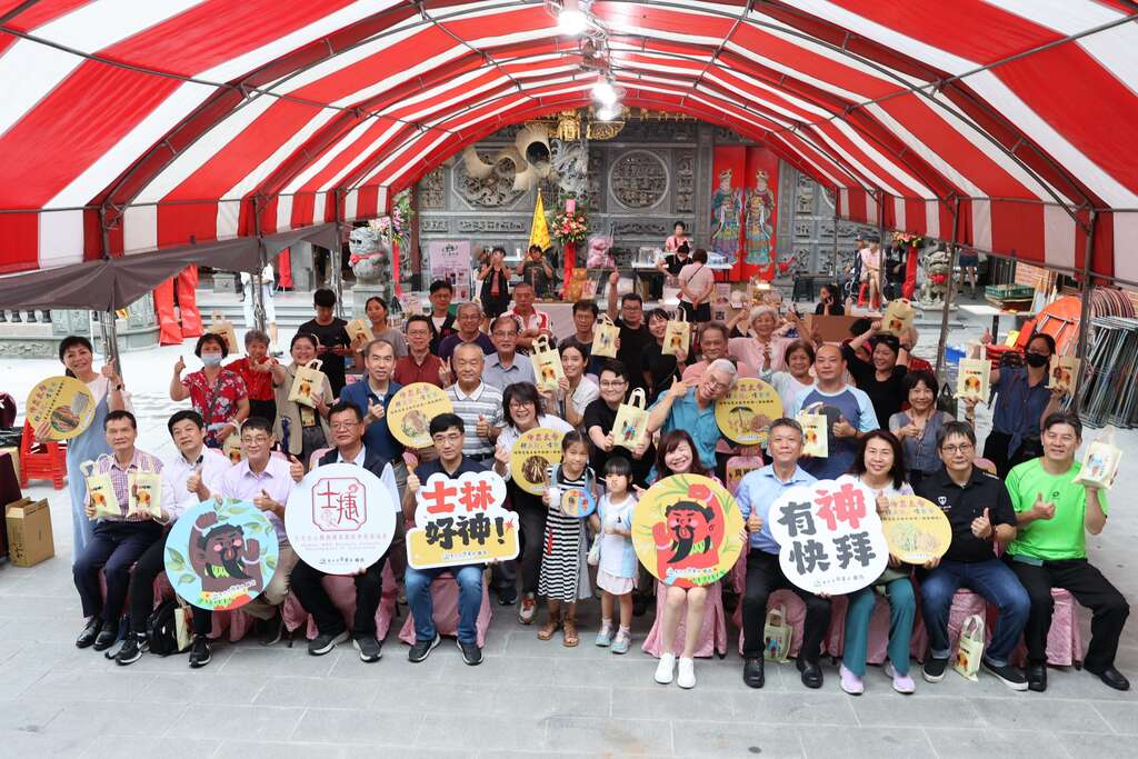 參與貴賓及民眾手持活動意象及Q版藥童環保提袋合影留念(圖片來源：臺北市商業處)