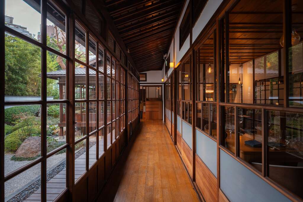 樂埔町保留日式枯山水庭園，沿用舊有石燈籠、景石、樹木，在繁忙都市塵囂中塑出一處心靈休憩綠洲，駐足在迴廊就可以感受到四時變化。(圖片來源：臺北市政府文化局)