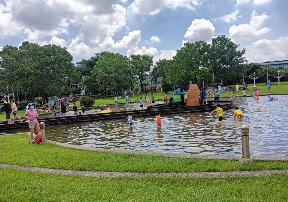 市民朋友在內湖運動公園戲水池享受清涼消暑的夏日時光(圖片來源：臺北市政府工務局衛生下水道工程處)