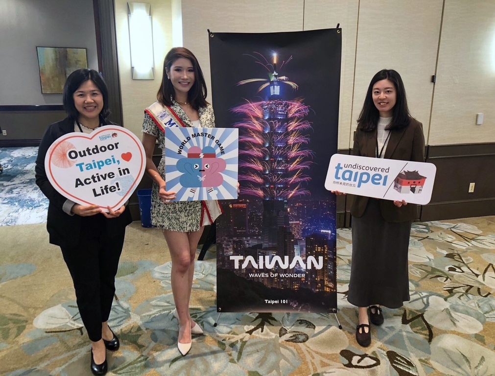 观传局邀请台美小姐Tiffany Chang一同於旧金山推广会现场宣传2025双北世壮运。(图片来源：台北市政府观光传播局)