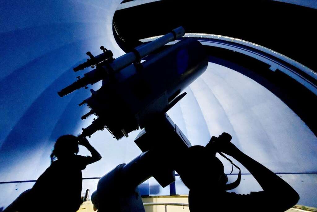 專業望遠鏡夜間觀星(圖片來源：臺北市立天文科學教育館)