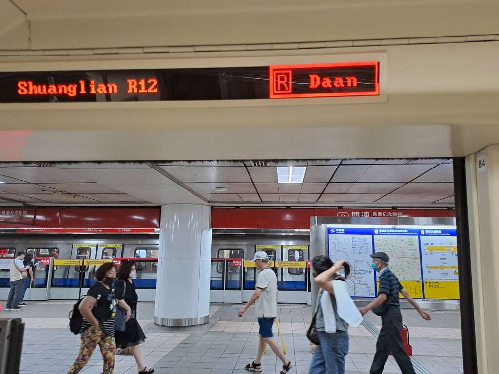 列车车门上方显示器(图片来源：台北大众捷运股份有限公司)