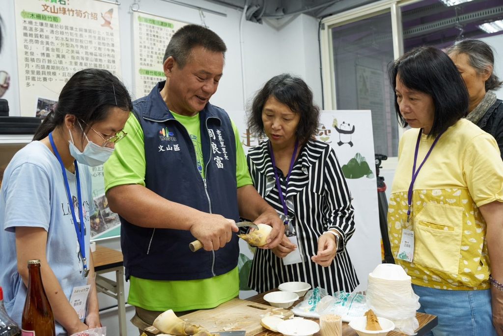周良富里長除了公開醬筍祕方，還傳授輕鬆撥筍殼的訣竅。(圖片來源：臺北市政府觀光傳播局)