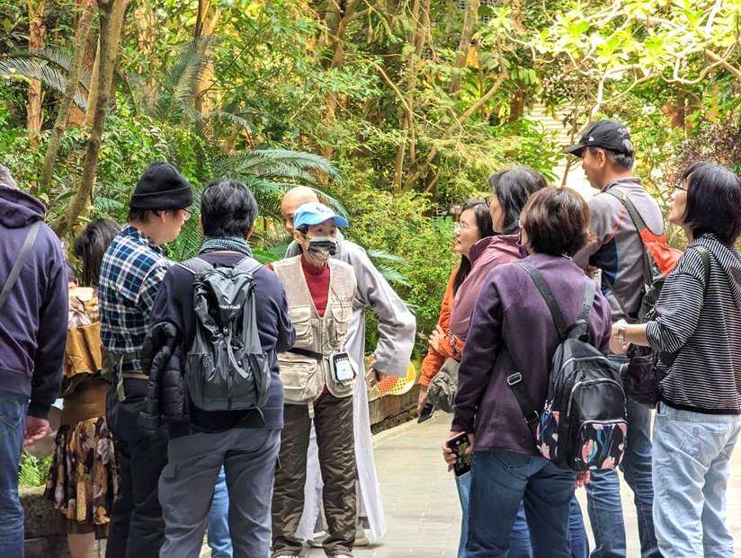 民众可於台北典藏植物园官网预约免费专业志工导览。(图片来源：台北市政府工务局公园路灯工程管理处)