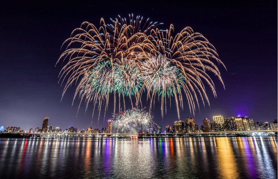 「2024大稻埕夏日節」即將於7月17日到8月10日在大稻埕碼頭登場，7月17日、24日、31日施放300秒煙火秀及人氣歌手演唱，8月10日施放480秒煙火秀，並搭配主舞台多組藝人輪番熱唱(圖片來源：臺北市政府觀光傳播局)