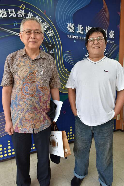 馬超彥秘書長（左）與上班族放輕鬆主持人秦浩（右）合影