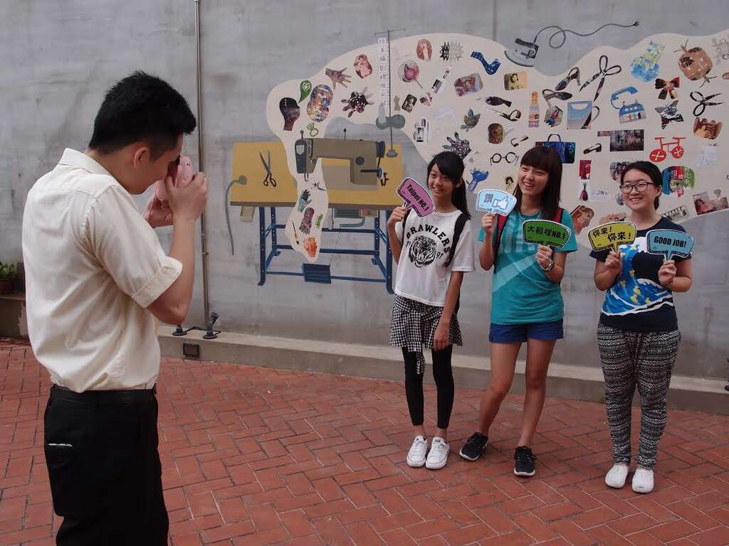 大稻埕遊客中心旅服員利用拍立得為旅客拍出專屬大稻埕回憶的貼心服務，歡迎國內外旅客來大稻埕旅遊_陳仰威攝