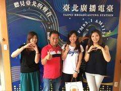 溜冰小将游虹(右二)与王渊成教练(左二)接受「运动Spotlight」节目专访