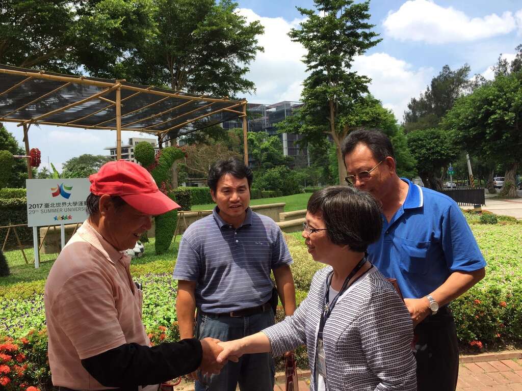 公園處員工為城市綠化及即將到來的臺北世大運默默付出，世大運執行長蘇麗瓊特別慰勉他們的辛勞。（圖／台北市工務局公園路燈工程管理處提供）