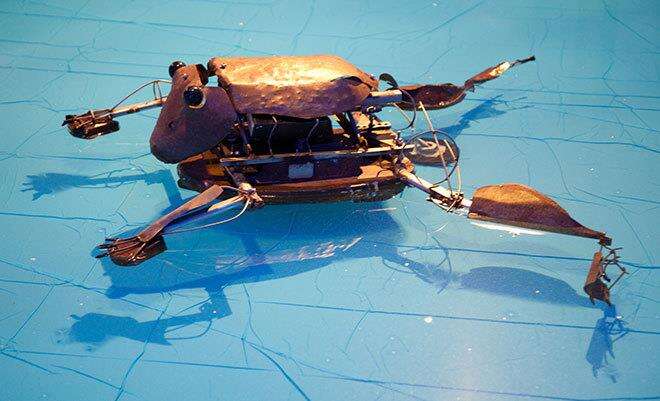 金属艺术家费洛卢尔在《没有水的海底世界》互动展览里，以回收废五金手工打造出科幻的海洋水族。（图／台北市文化基金会提供）