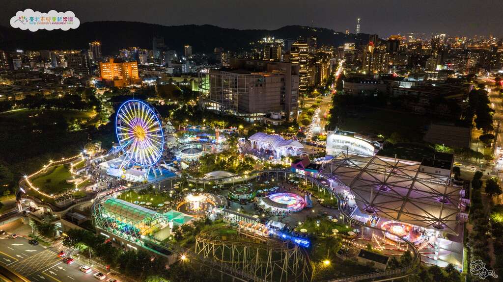 入夜後的儿童新乐园绽放绚烂夺目的七彩光芒，为园区增添许多魔幻色彩(图片来源：台北大众捷运股份有限公司)