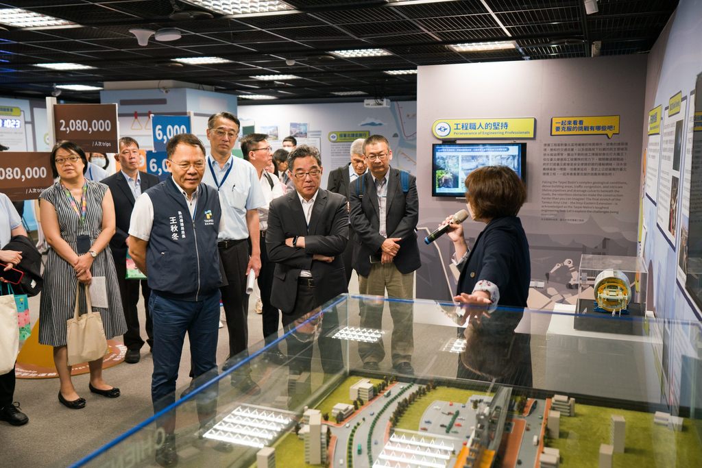 台北探索馆「北捷探索队」特展导览参观珍贵的剑潭模型(图片来源：台北市政府观光传播局)