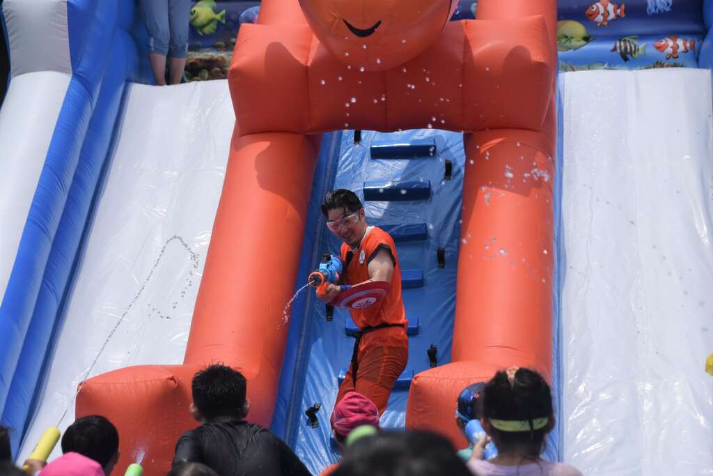 蔣萬安市長與現場市民小朋友一同戲水，共享歡樂時光(圖片來源：臺北自來水事業處)