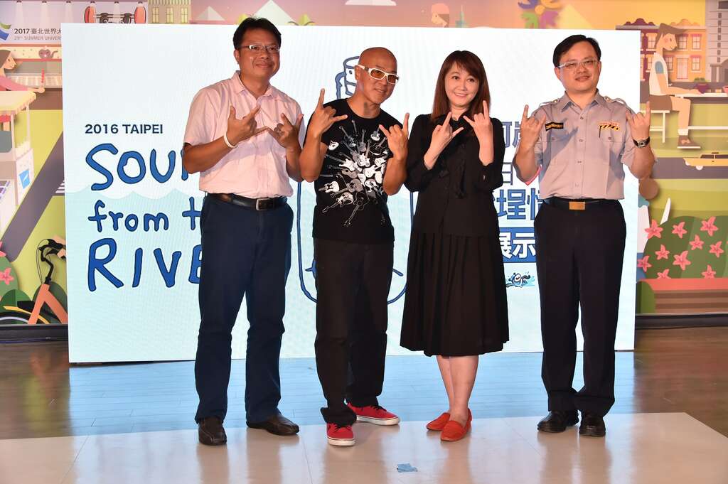(右起)交大庄佑铨组长、观传局长简余晏、台湾音协理事长朱剑辉、永丰烟火何展昇合影