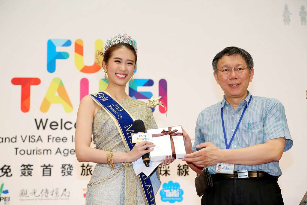 市長柯文哲為歡迎泰國旅客，現場向泰國小姐陳泰莉學泰文問候語