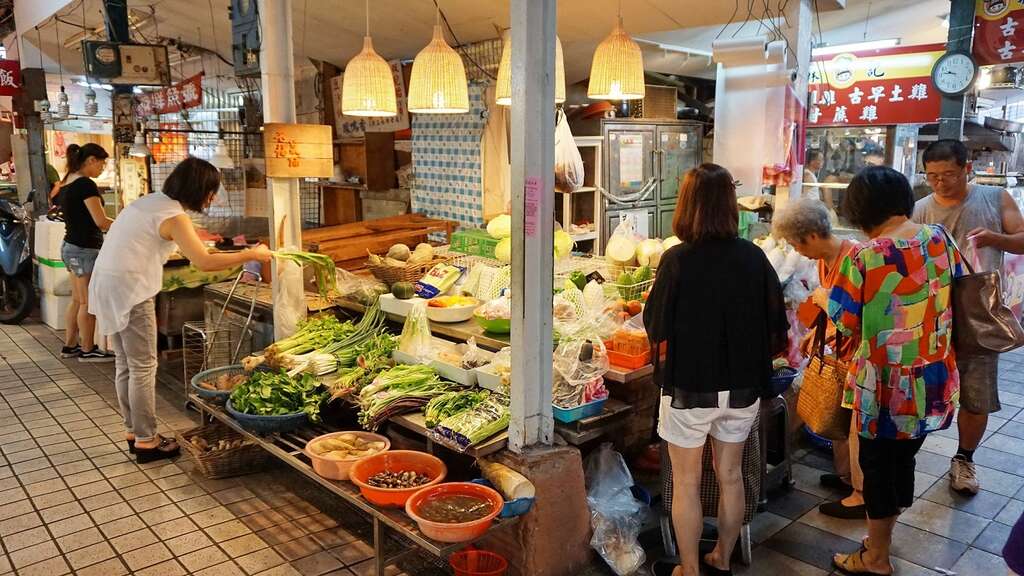 三代传承的「石福菜铺」,在古典气质藤编吊灯打亮宛如调色盘的蔬菜