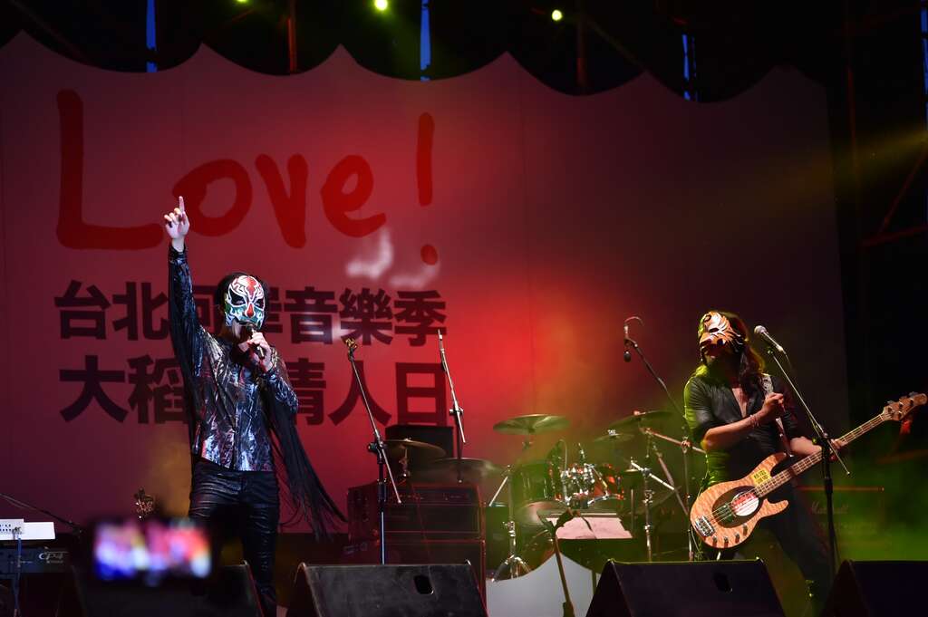 董事长乐团演唱经典歌曲，带动现场气氛