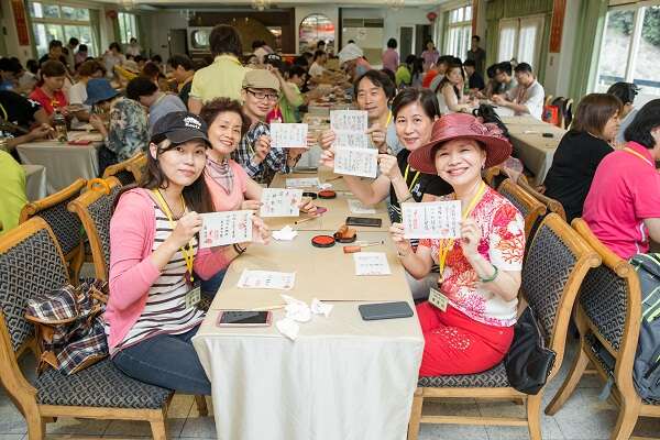 商圈產業聯合會周水美理事長與商業處蔡依婷專門委員與民眾一起體驗封茶