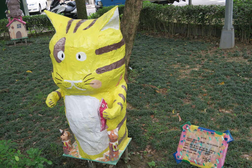 利用废报纸、宝特瓶制作的Q版猫雕塑