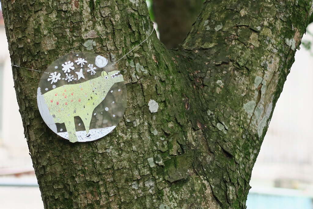 树干上挂着可爱的自制小装饰2