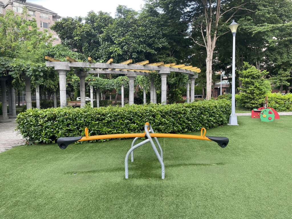 中山430公園樹果遊戲場-槓桿式蹺蹺板(圖片來源：臺北市政府工務局公園路燈工程管理處)