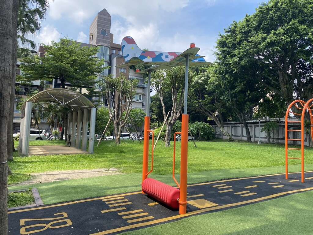 民權公園遊戲場-飛機跑道及水平滾筒(圖片來源：臺北市政府工務局公園路燈工程管理處)
