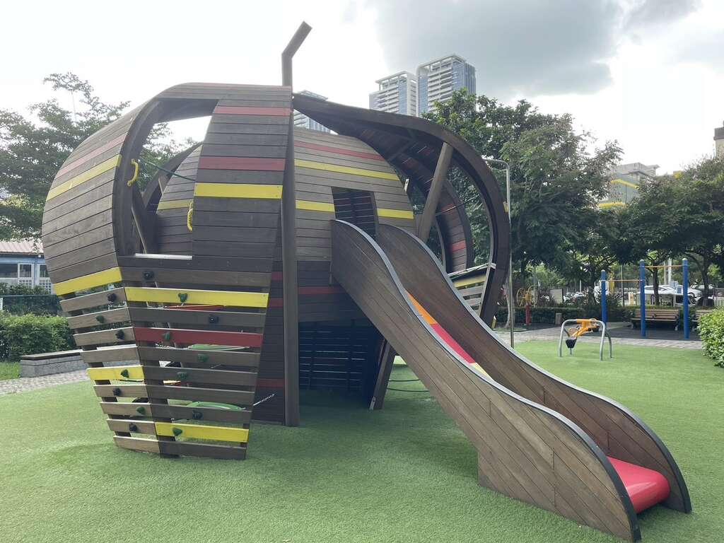 中山430公園樹果遊戲場-樹果造型溜滑梯(圖片來源：臺北市政府工務局公園路燈工程管理處)