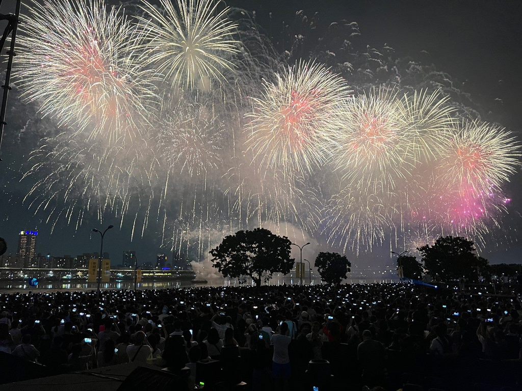 2023年民眾欣賞大稻埕夏日節煙火(圖片來源：臺北市政府觀光傳播局)
