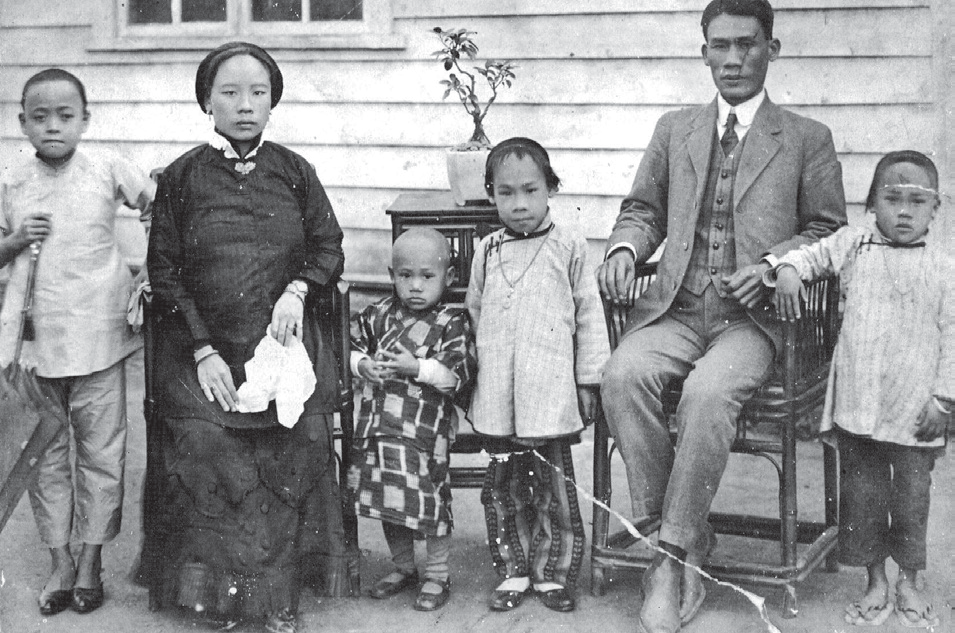 1910年代後期家庭的合照。妇女上身穿中式服、下着西式裙，男士穿着及发型皆为西式。（图／叶立诚）