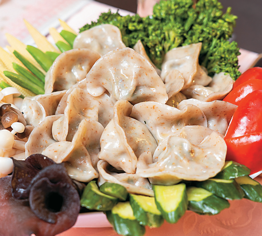 水源市场「大吉利元宝水饺」以全麦水饺皮包裹丰富内馅，扎实饱满。