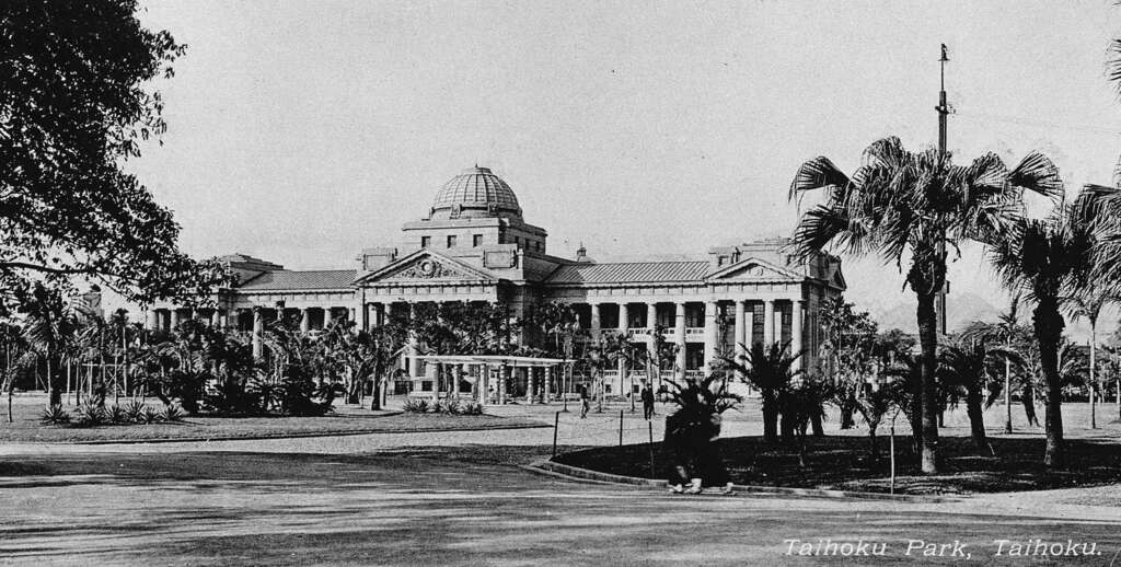 日本时代台北新公园及台湾总督府博物馆。（典藏者：国立台湾历史博物馆）