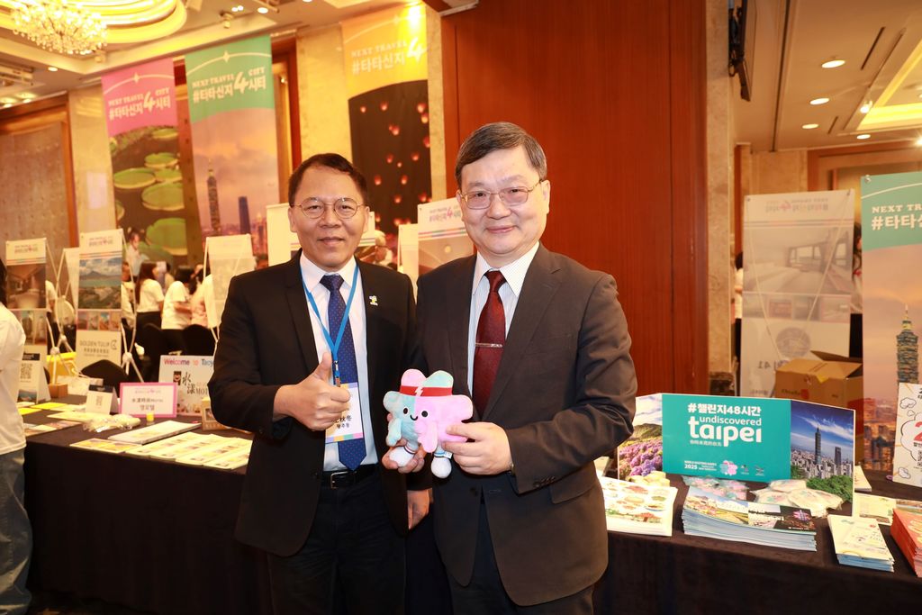 梁光中大使与王秋冬局长於台北摊位合影(图片来源：台北市政府观光传播局)