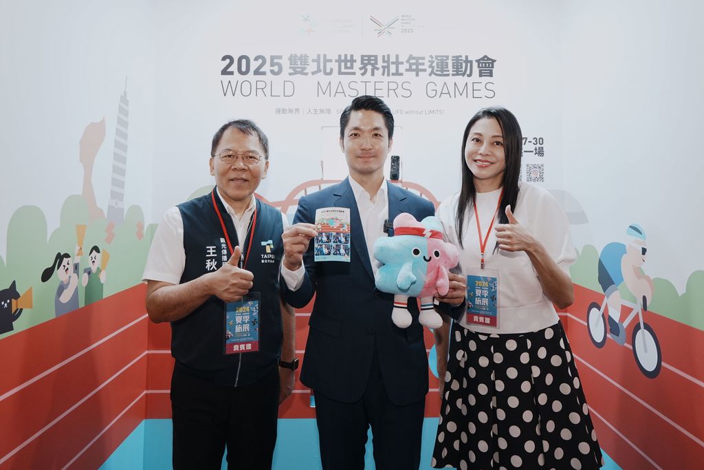 臺北館設立壯寶拍貼趣宣傳世壯運，臺北市市長蔣萬安與臺北市議員闕枚莎、觀傳局局長王秋冬一同體驗拍貼的樂趣。(圖片來源：臺北市政府觀光傳播局)