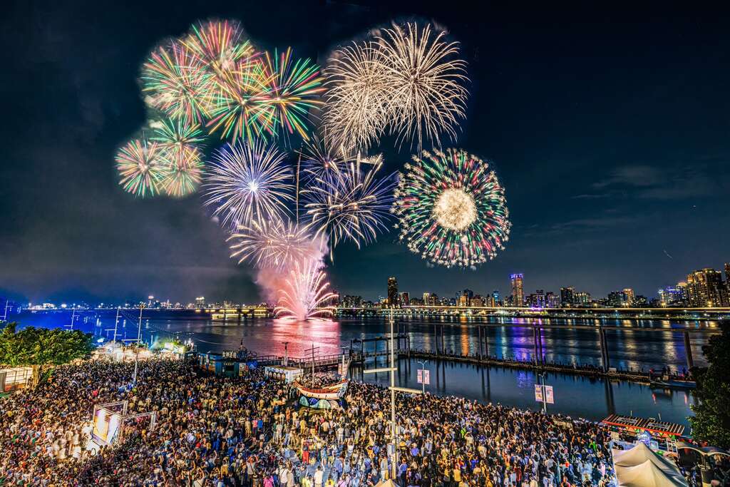 2024夏日節大稻埕煙火(圖片來源：臺北市政府觀光傳播局)