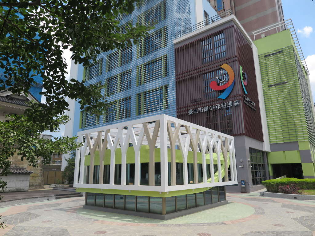地磚設計成Y字樹形圖案