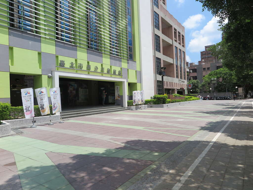 青发处今年(105)8月完成户外广场及通道地坪品质改善