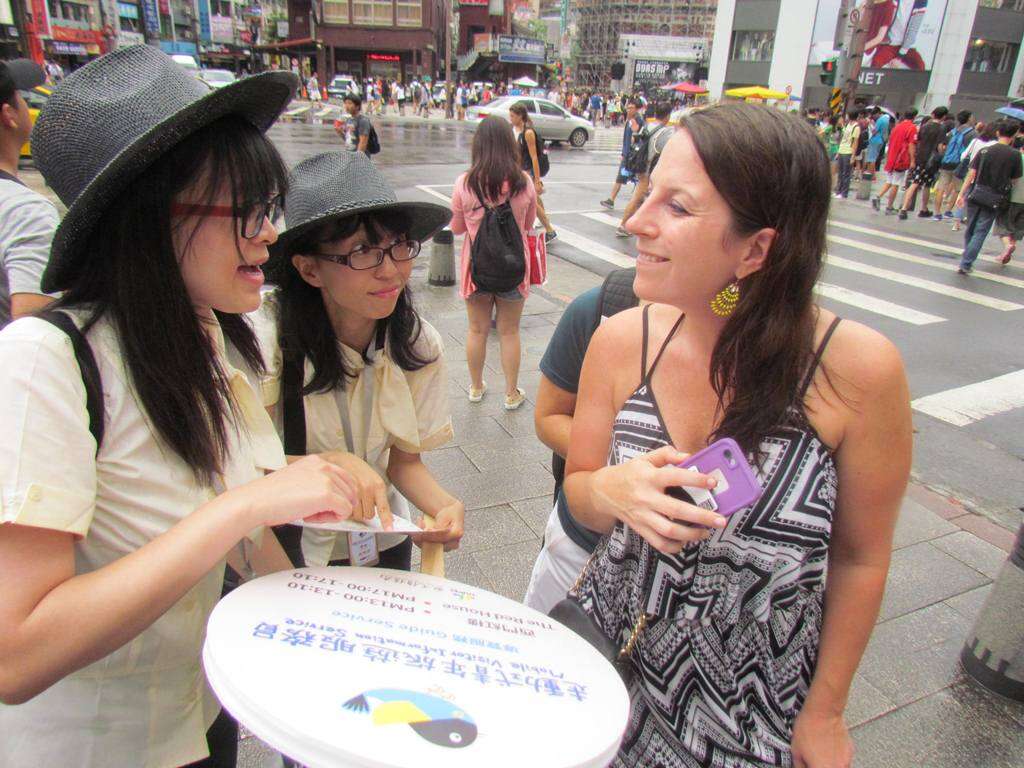 即时服务更多外藉旅客，观光传播局推出走动式观光旅游服务，获得旅客一致好评