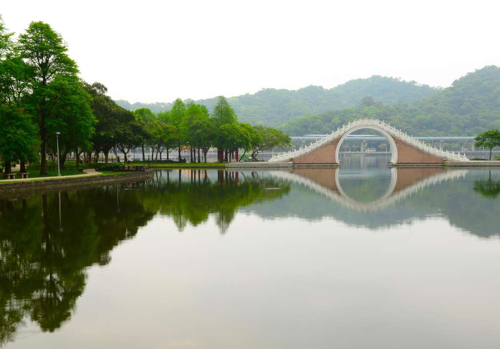 图2.大湖公园拱桥水影