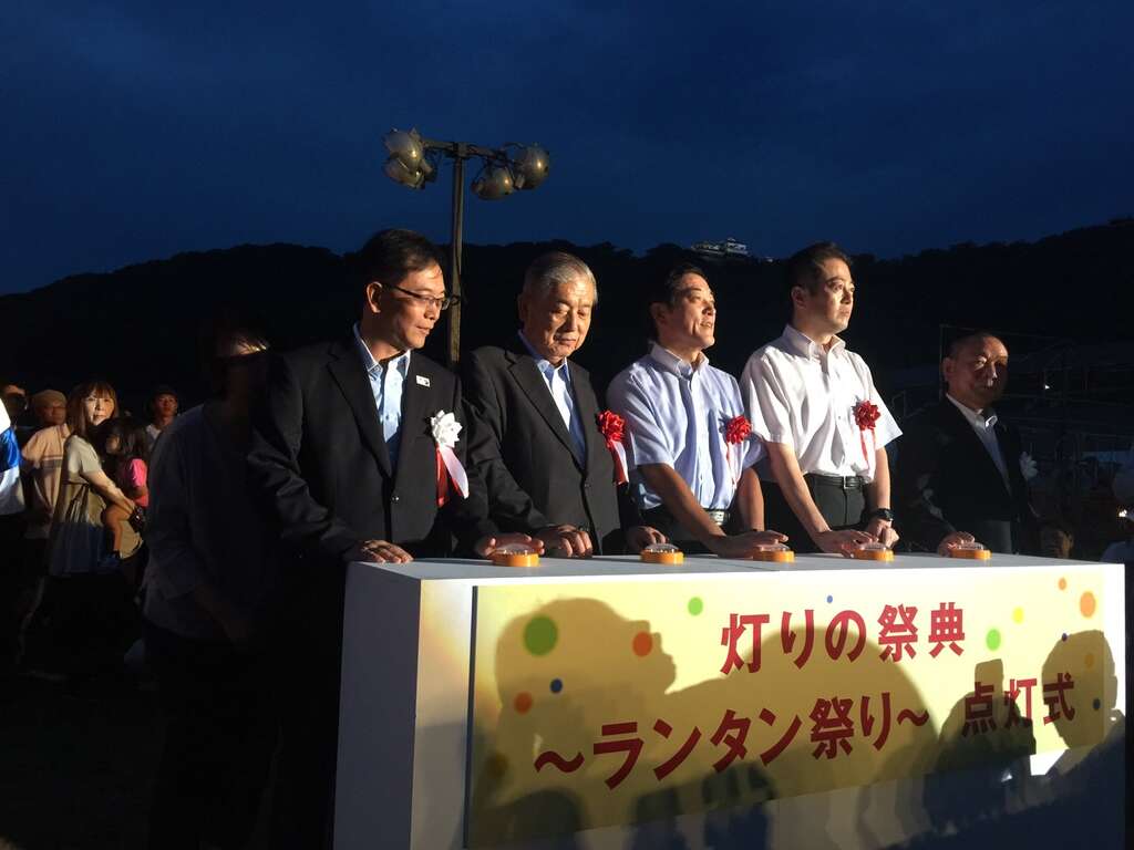 五位佳宾共同主持点灯仪式，左至右为北市观光传播局沈永华专委，关谷会长，中村知事，野志市长及西冈会长