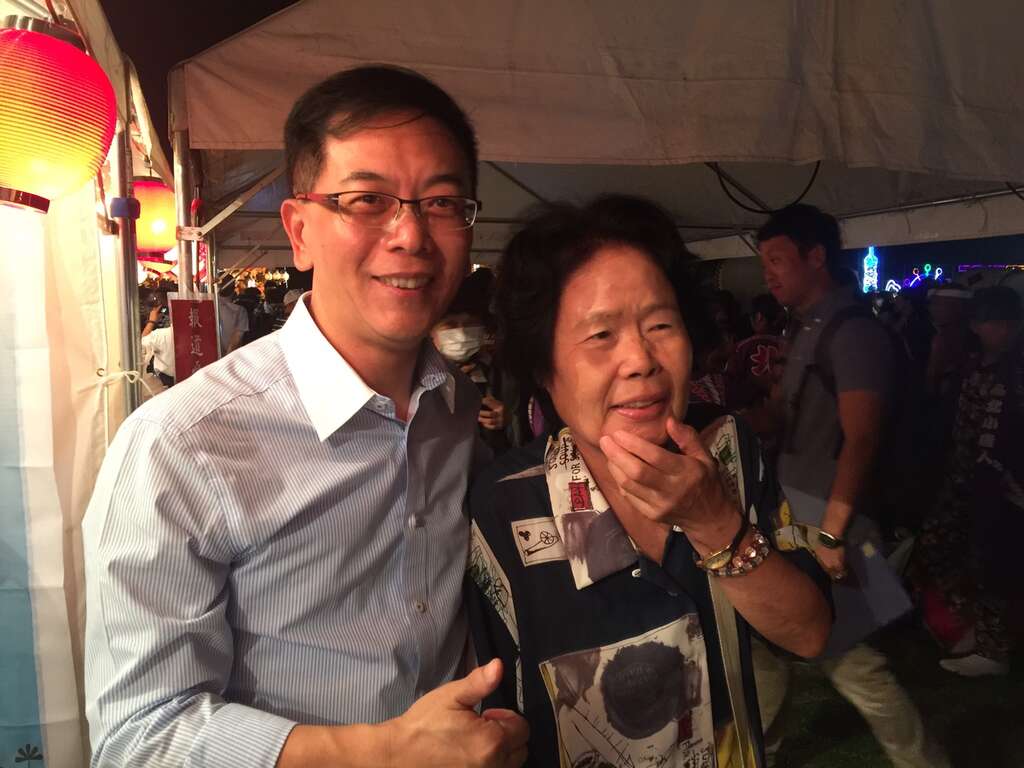 点灯仪式结束後，当地民众非常感动，特别到台北展摊致意