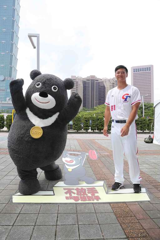 1050608_032_台北世大运地景艺术发_opt.jpg