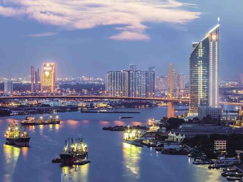 曼谷的昭披耶河沿岸可感受古文明与现代时尚的交错之美。（图／Shutterstock提供）